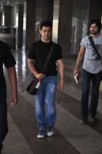 Aamir Khan arrives from auto rickshaw son_s wedding in Benares in Domestic Airport, Mumbai on 26th April 2012 (3).JPG